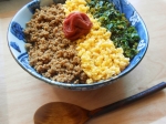 豚そぼろ・卵・大根葉の三色丼