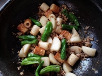 カブと獅子唐の鶏ひき肉煮