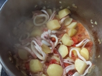 イカとジャガイモのトマト煮