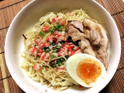 鶏チャーシュー乗せ冷やしラーメン