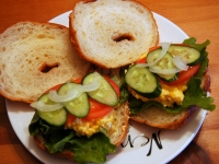 クロワッサンの卵と野菜のサンドイッチ