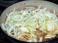 玉ねぎとしらたきでボリュームアップの節約牛丼