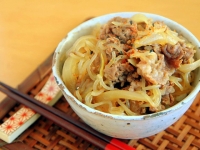 玉ねぎとしらたきでボリュームアップの節約牛丼