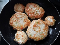 鶏ひき肉と豆腐のハンバーグ