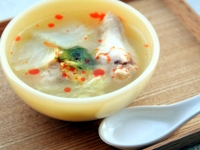 手羽元と白菜のピリ辛スープ
