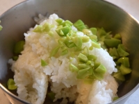 お弁当に♪桜おにぎりとソラマメにぎり